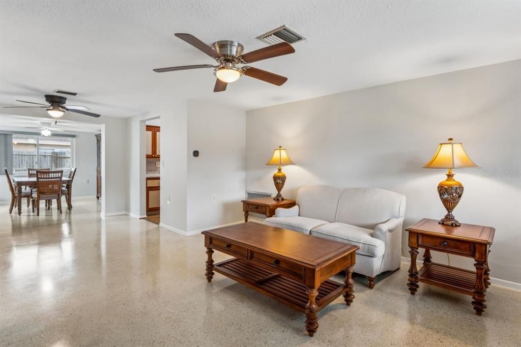For Sale: $249,000 (2 beds, 1 baths, 1113 Square Feet)