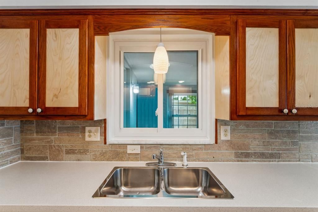 For Sale: $249,000 (2 beds, 1 baths, 1113 Square Feet)