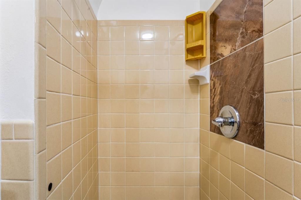 For Sale: $249,000 (2 beds, 1 baths, 1113 Square Feet)