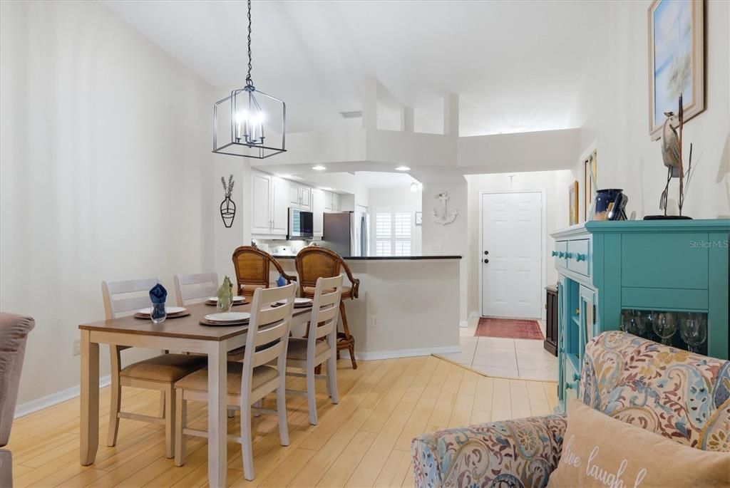 На продажу: $199,900 (2 спален, 2 ванн, 1255 Квадратных фут)