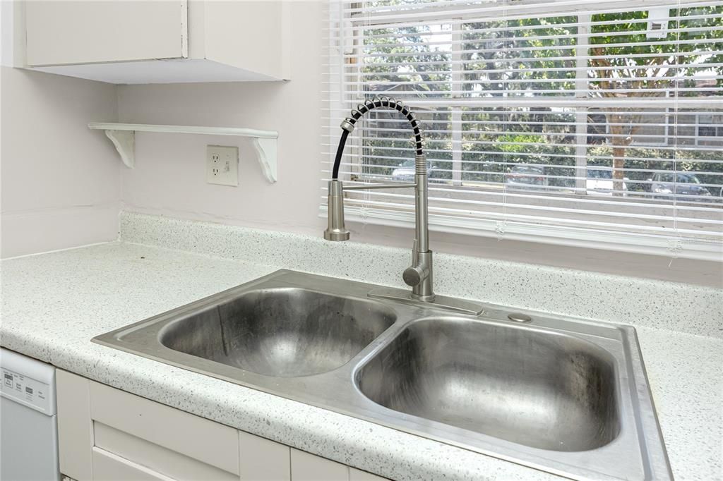 For Sale: $145,000 (2 beds, 2 baths, 1060 Square Feet)