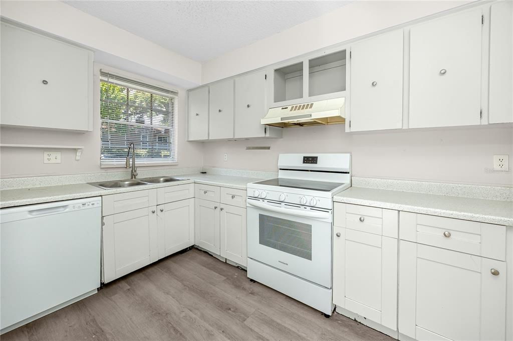 For Sale: $145,000 (2 beds, 2 baths, 1060 Square Feet)