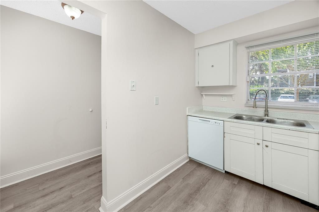 For Sale: $145,000 (2 beds, 2 baths, 1060 Square Feet)