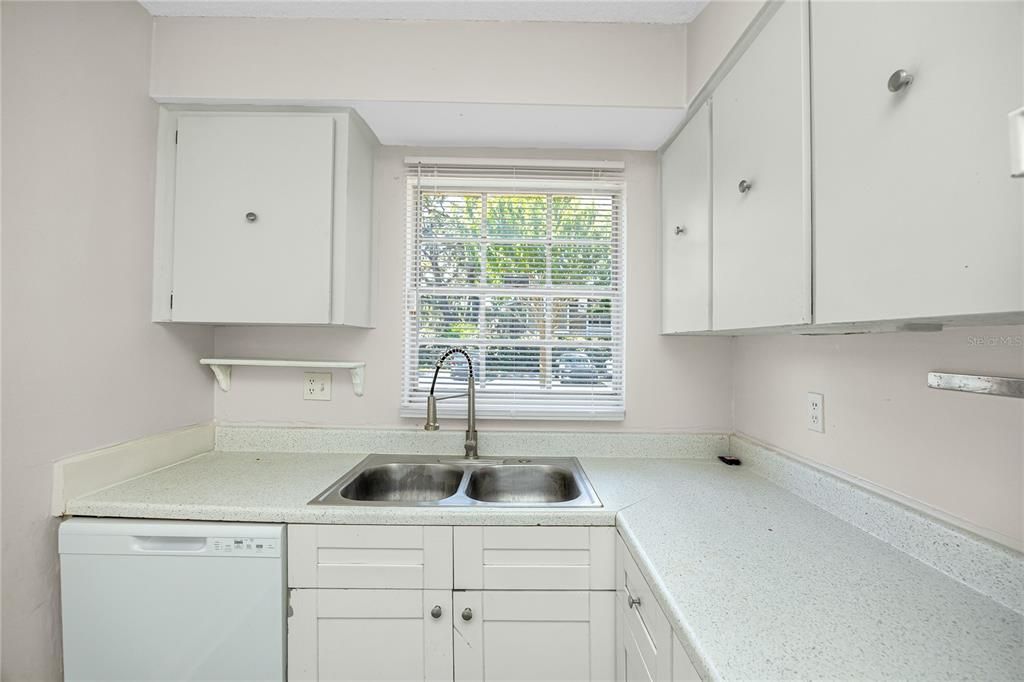 For Sale: $145,000 (2 beds, 2 baths, 1060 Square Feet)