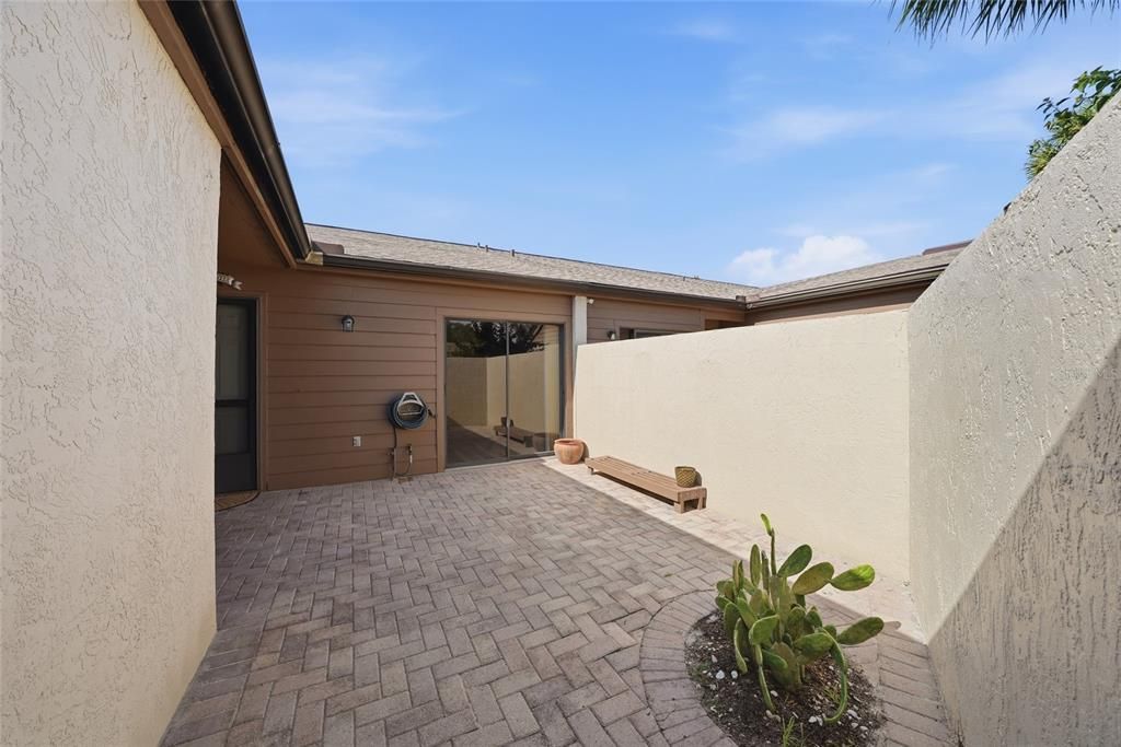 For Sale: $295,000 (2 beds, 2 baths, 1064 Square Feet)