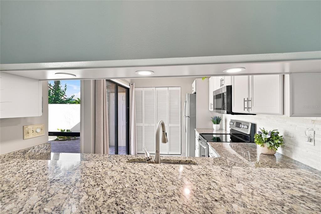 For Sale: $295,000 (2 beds, 2 baths, 1064 Square Feet)