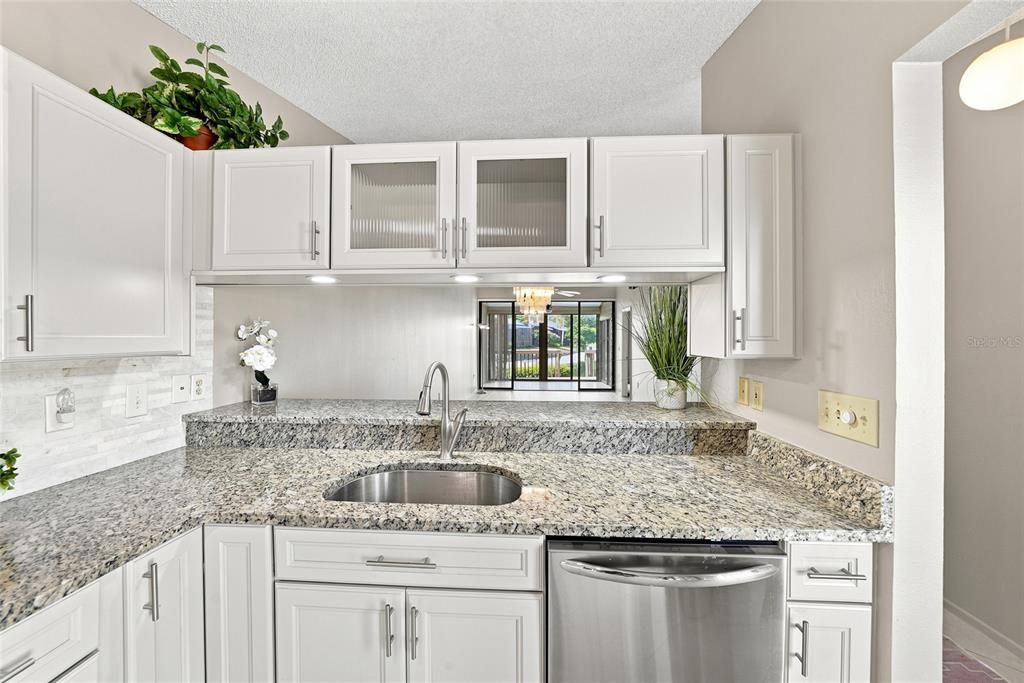 For Sale: $295,000 (2 beds, 2 baths, 1064 Square Feet)