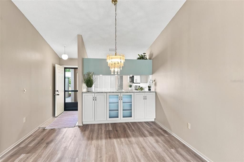 For Sale: $295,000 (2 beds, 2 baths, 1064 Square Feet)