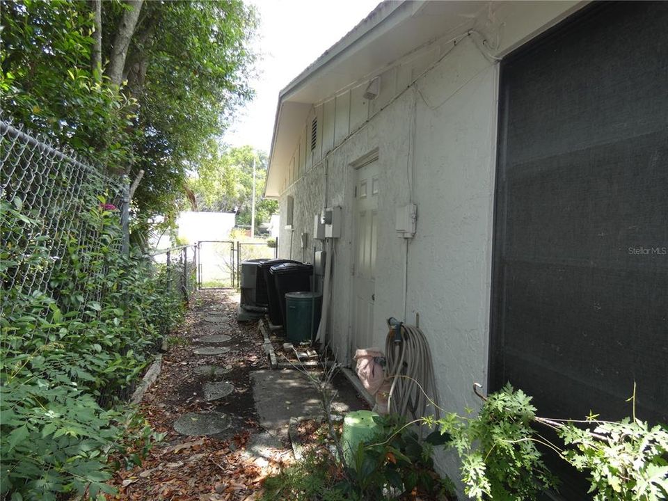 For Sale: $229,900 (2 beds, 1 baths, 1128 Square Feet)