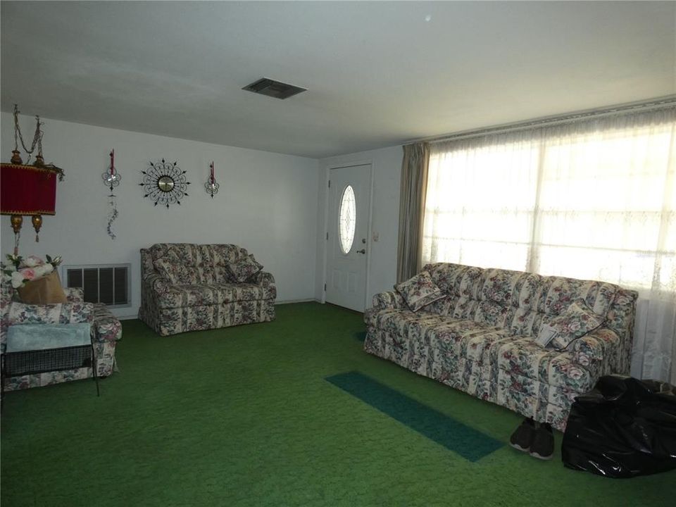 For Sale: $229,900 (2 beds, 1 baths, 1128 Square Feet)