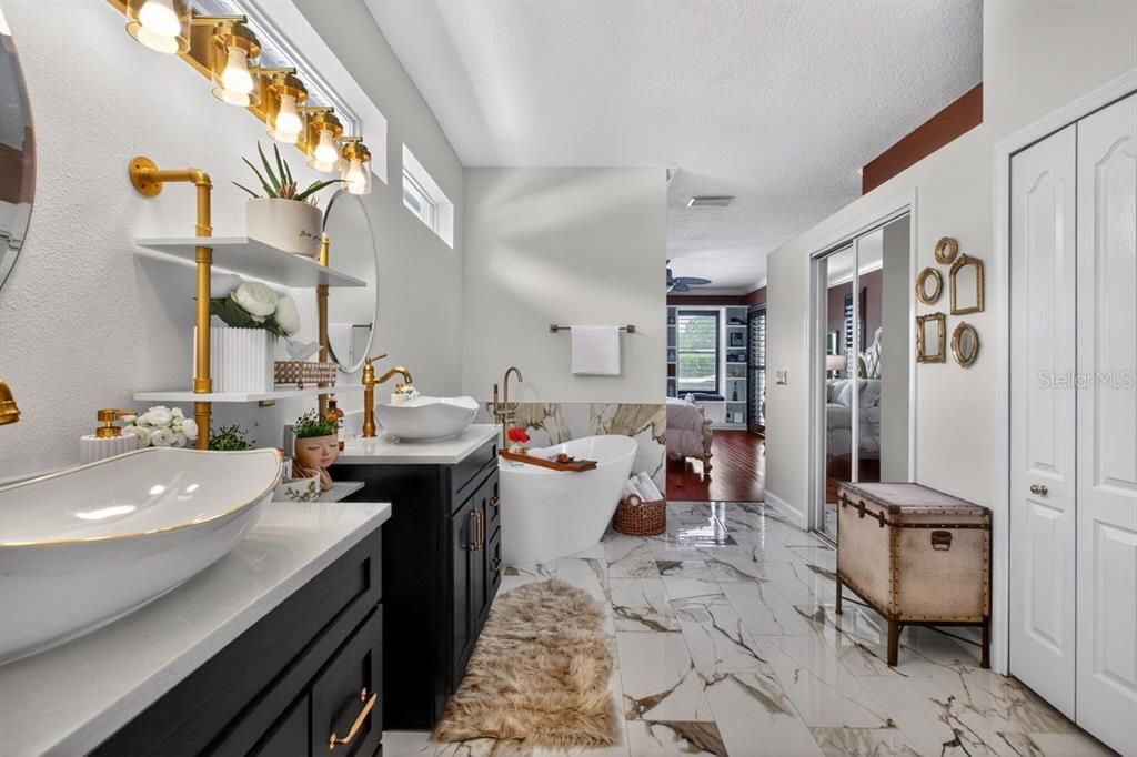 En Venta: $1,250,000 (5 camas, 4 baños, 3803 Pies cuadrados)