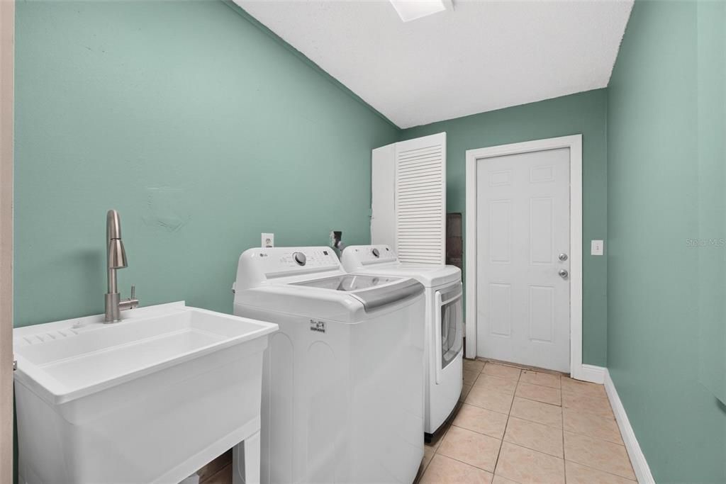 For Sale: $450,000 (3 beds, 2 baths, 1656 Square Feet)