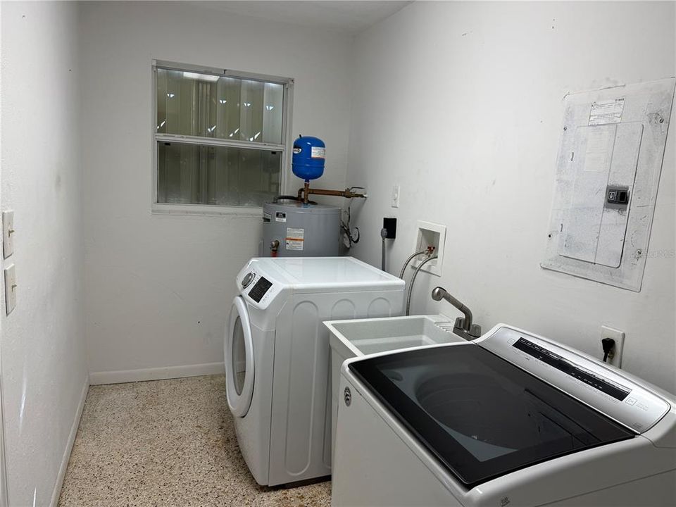 For Sale: $244,999 (3 beds, 2 baths, 1176 Square Feet)