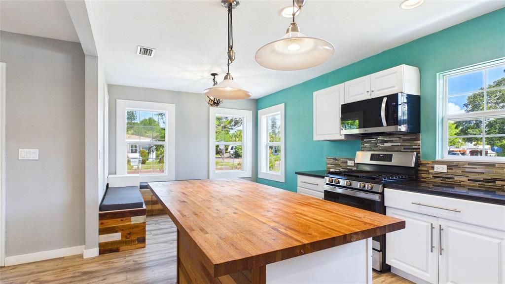 For Sale: $448,500 (2 beds, 1 baths, 1368 Square Feet)