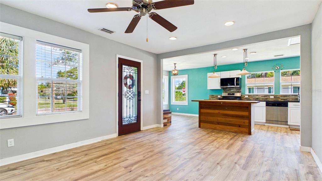 For Sale: $448,500 (2 beds, 1 baths, 1368 Square Feet)