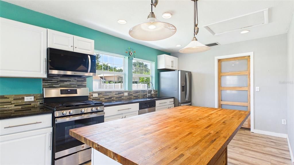 For Sale: $448,500 (2 beds, 1 baths, 1368 Square Feet)