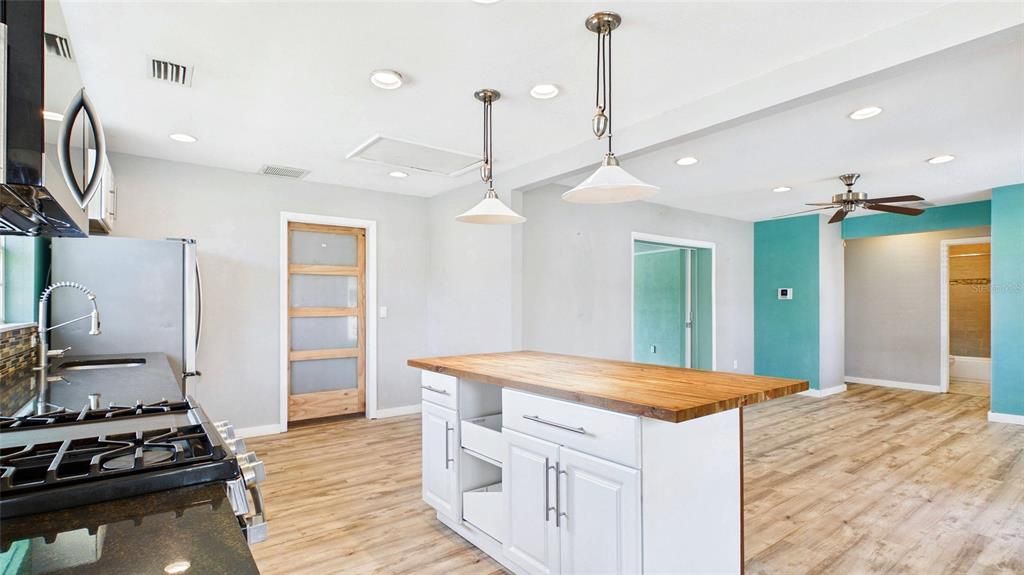 For Sale: $448,500 (2 beds, 1 baths, 1368 Square Feet)
