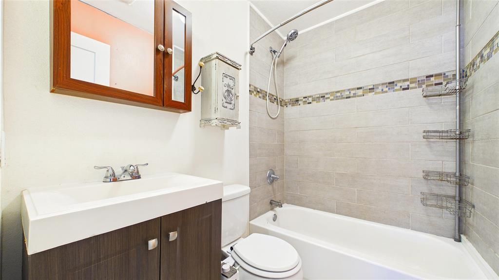 For Sale: $448,500 (2 beds, 1 baths, 1368 Square Feet)