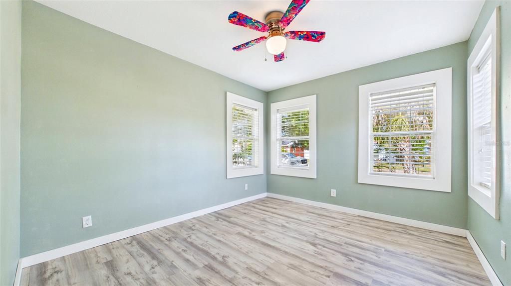 For Sale: $448,500 (2 beds, 1 baths, 1368 Square Feet)