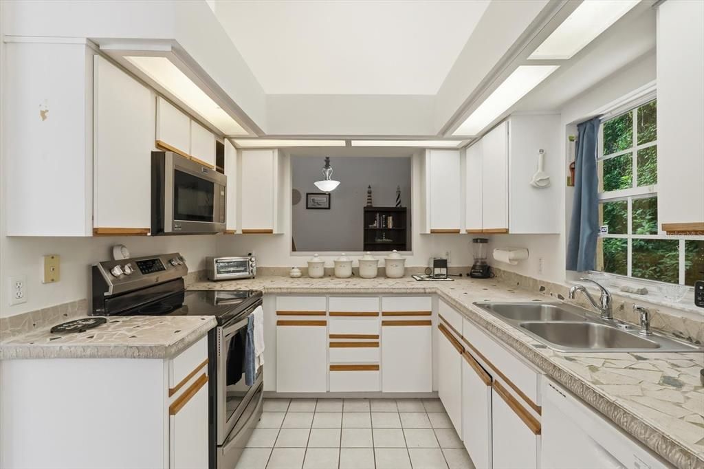 For Sale: $295,000 (3 beds, 2 baths, 1624 Square Feet)