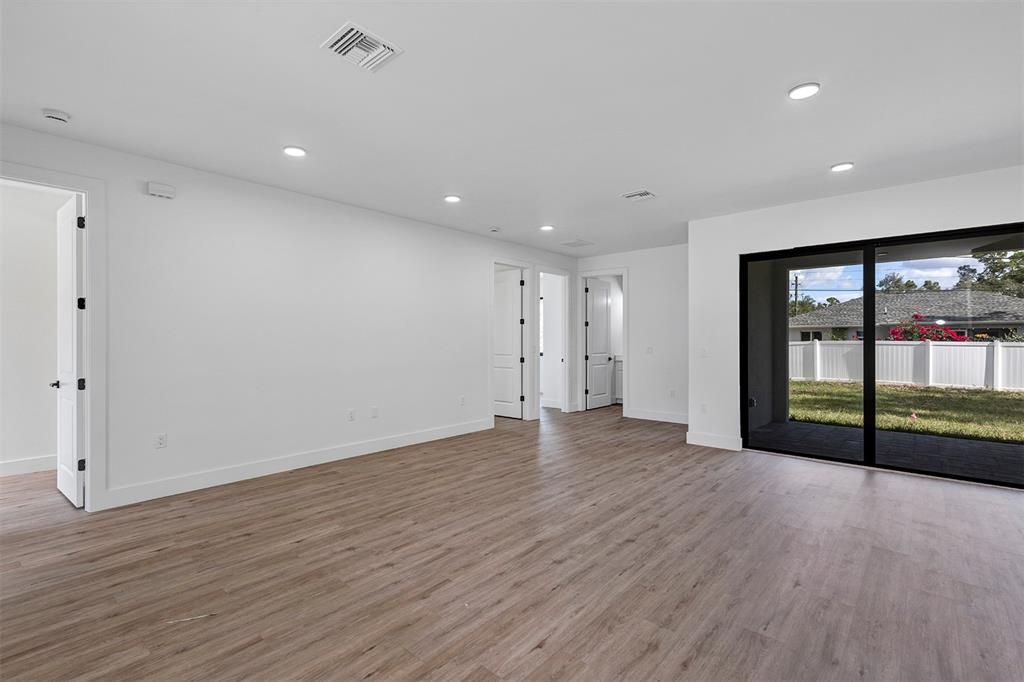 For Sale: $359,000 (4 beds, 3 baths, 1683 Square Feet)