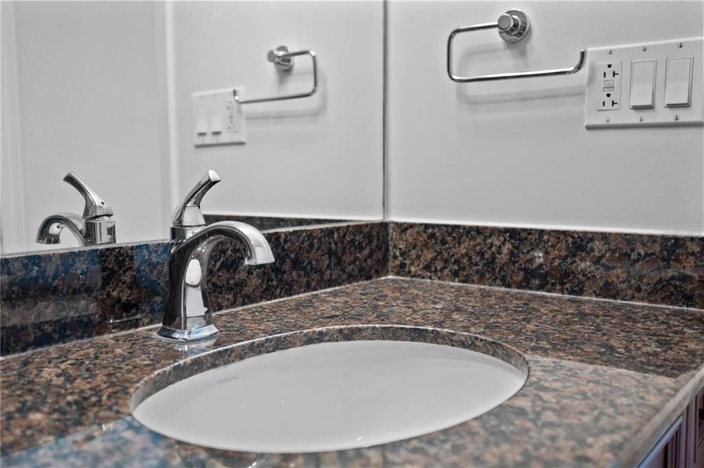 For Sale: $285,000 (1 beds, 1 baths, 1000 Square Feet)