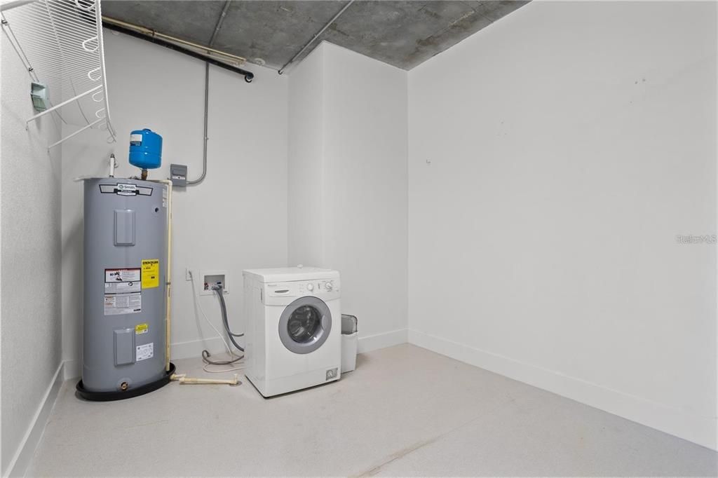 For Sale: $285,000 (1 beds, 1 baths, 1000 Square Feet)