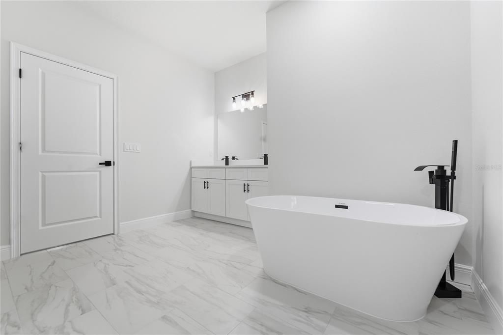 На продажу: $289,900 (4 спален, 2 ванн, 1833 Квадратных фут)