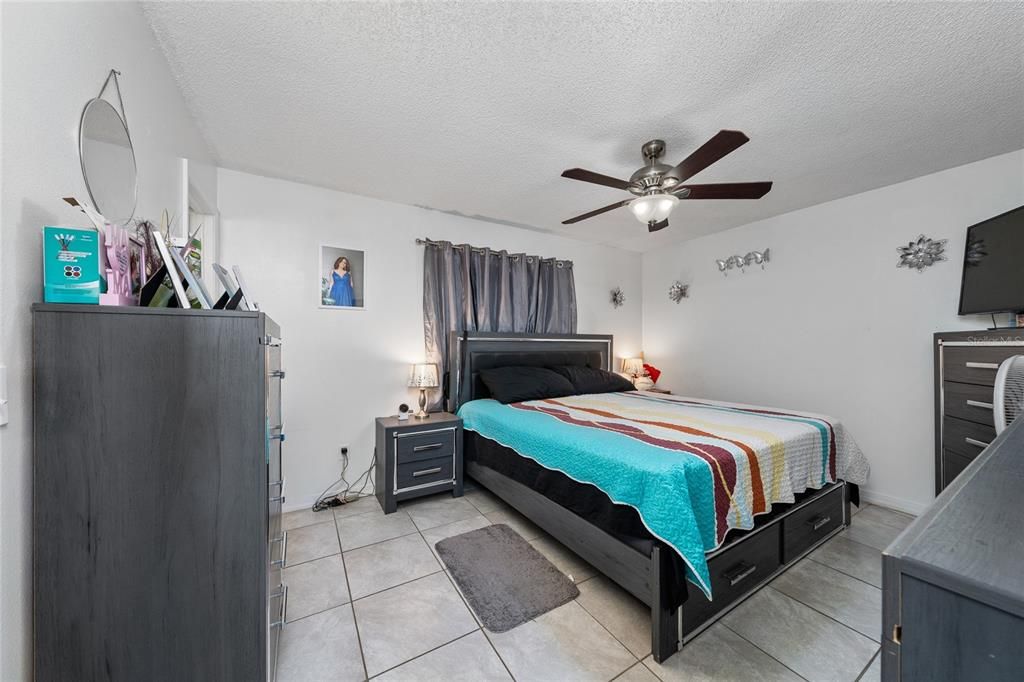 En Venta: $265,000 (4 camas, 2 baños, 1212 Pies cuadrados)