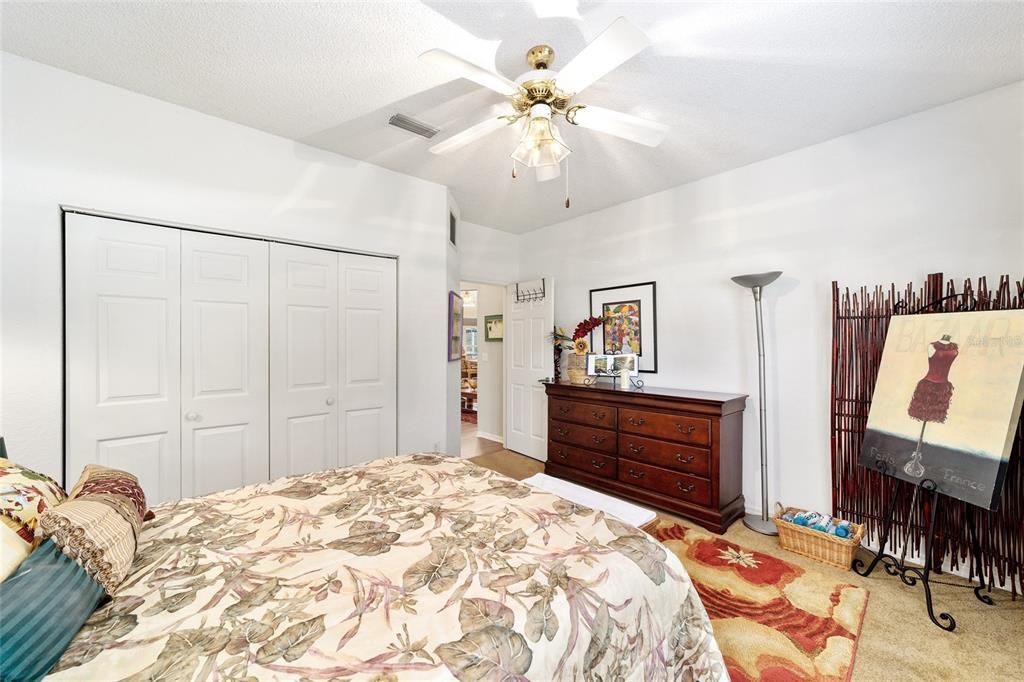 Activo con contrato: $335,000 (3 camas, 2 baños, 2031 Pies cuadrados)