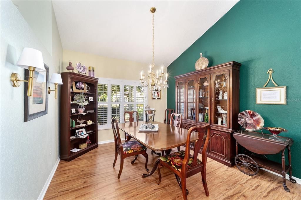 Activo con contrato: $335,000 (3 camas, 2 baños, 2031 Pies cuadrados)