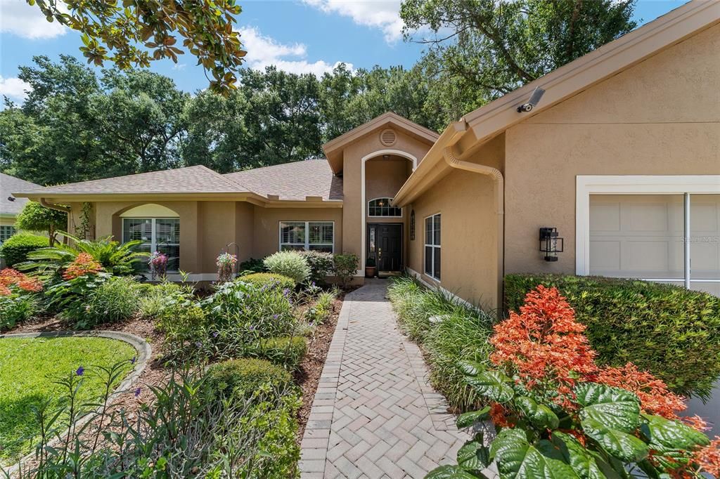 Activo con contrato: $335,000 (3 camas, 2 baños, 2031 Pies cuadrados)
