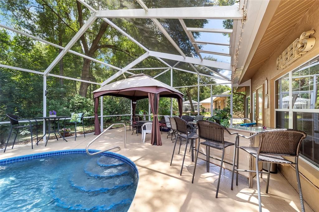 Activo con contrato: $335,000 (3 camas, 2 baños, 2031 Pies cuadrados)