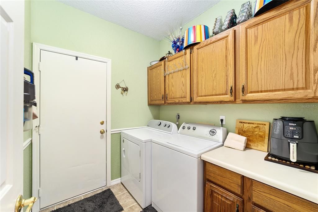 Activo con contrato: $335,000 (3 camas, 2 baños, 2031 Pies cuadrados)