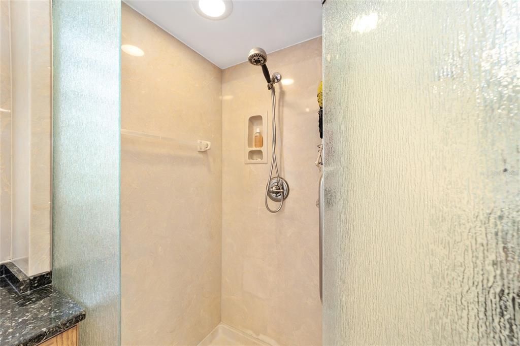 Activo con contrato: $335,000 (3 camas, 2 baños, 2031 Pies cuadrados)