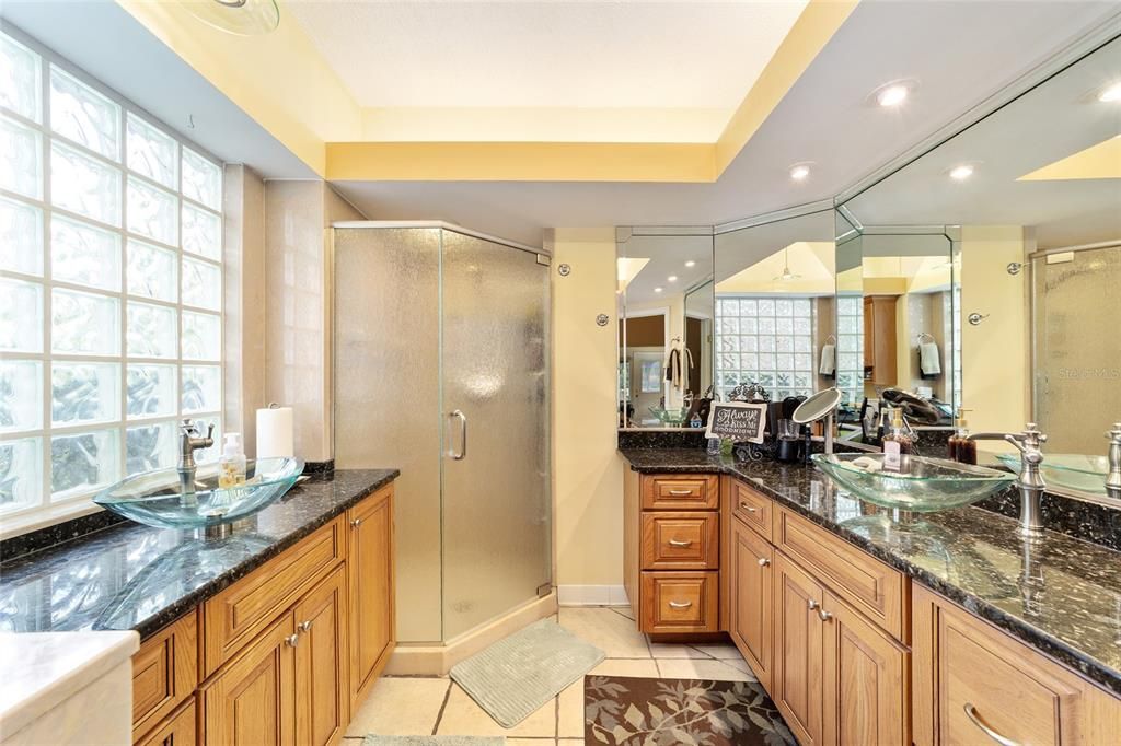 Activo con contrato: $335,000 (3 camas, 2 baños, 2031 Pies cuadrados)
