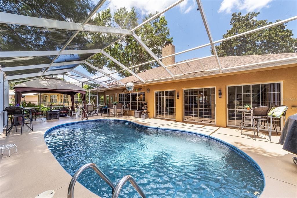 Activo con contrato: $335,000 (3 camas, 2 baños, 2031 Pies cuadrados)