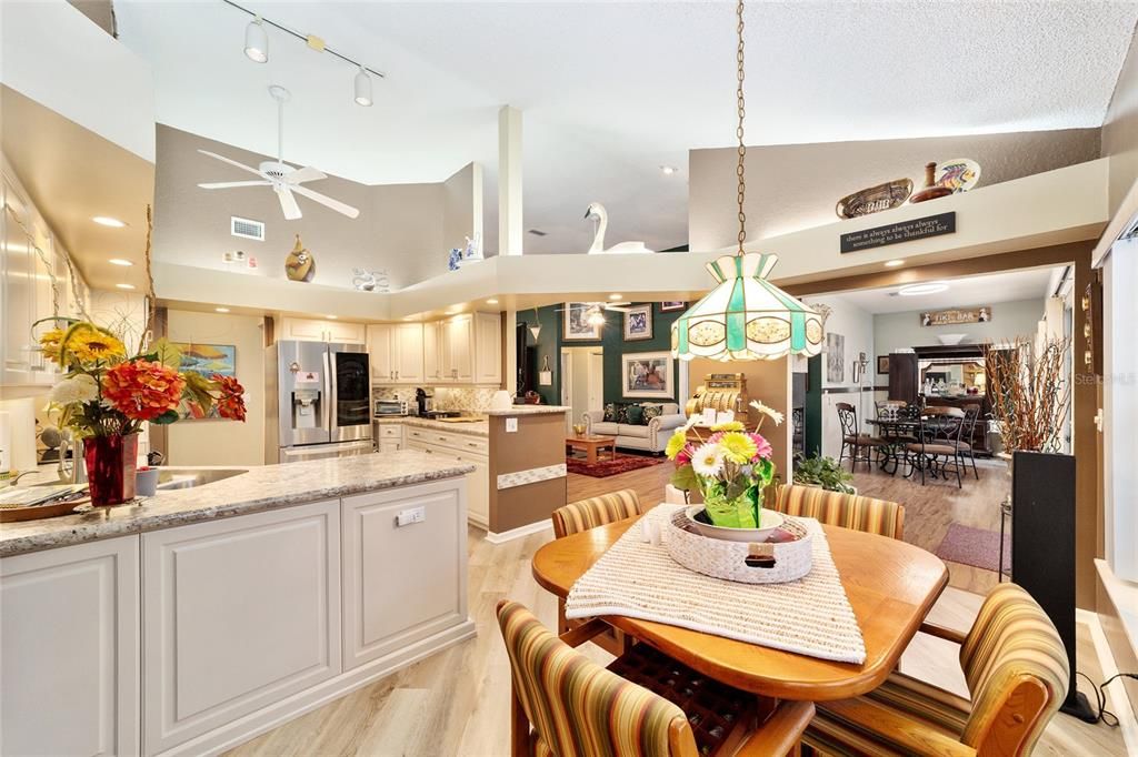 Activo con contrato: $335,000 (3 camas, 2 baños, 2031 Pies cuadrados)