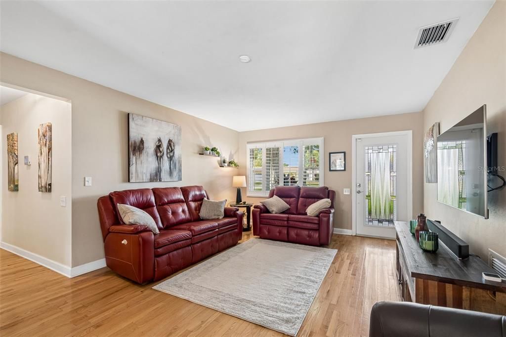 For Sale: $585,000 (3 beds, 2 baths, 1524 Square Feet)