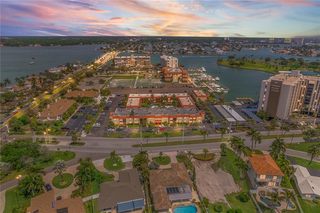 For Sale: $299,000 (2 beds, 2 baths, 1045 Square Feet)