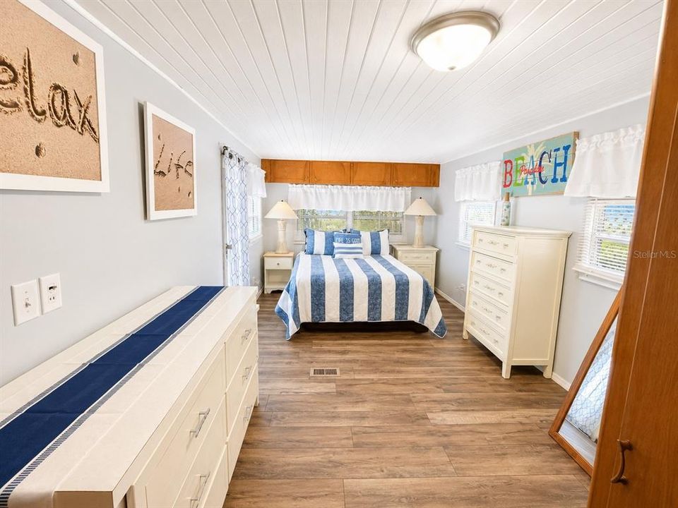 For Sale: $145,000 (2 beds, 1 baths, 880 Square Feet)