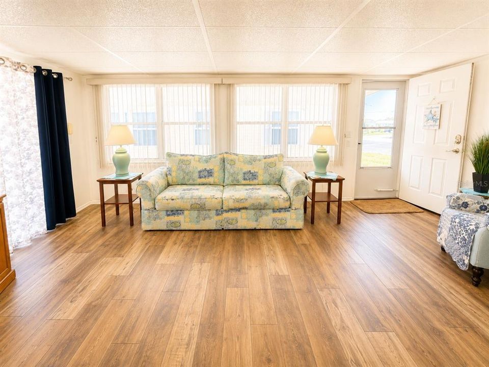 For Sale: $145,000 (2 beds, 1 baths, 880 Square Feet)