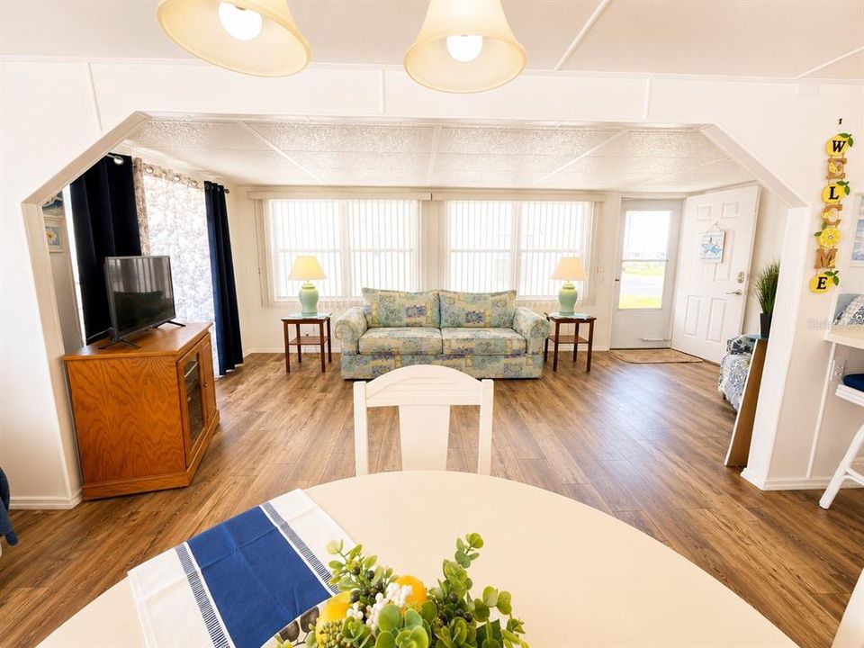 For Sale: $145,000 (2 beds, 1 baths, 880 Square Feet)