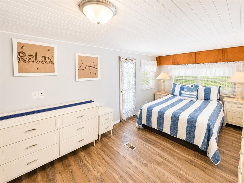 For Sale: $145,000 (2 beds, 1 baths, 880 Square Feet)