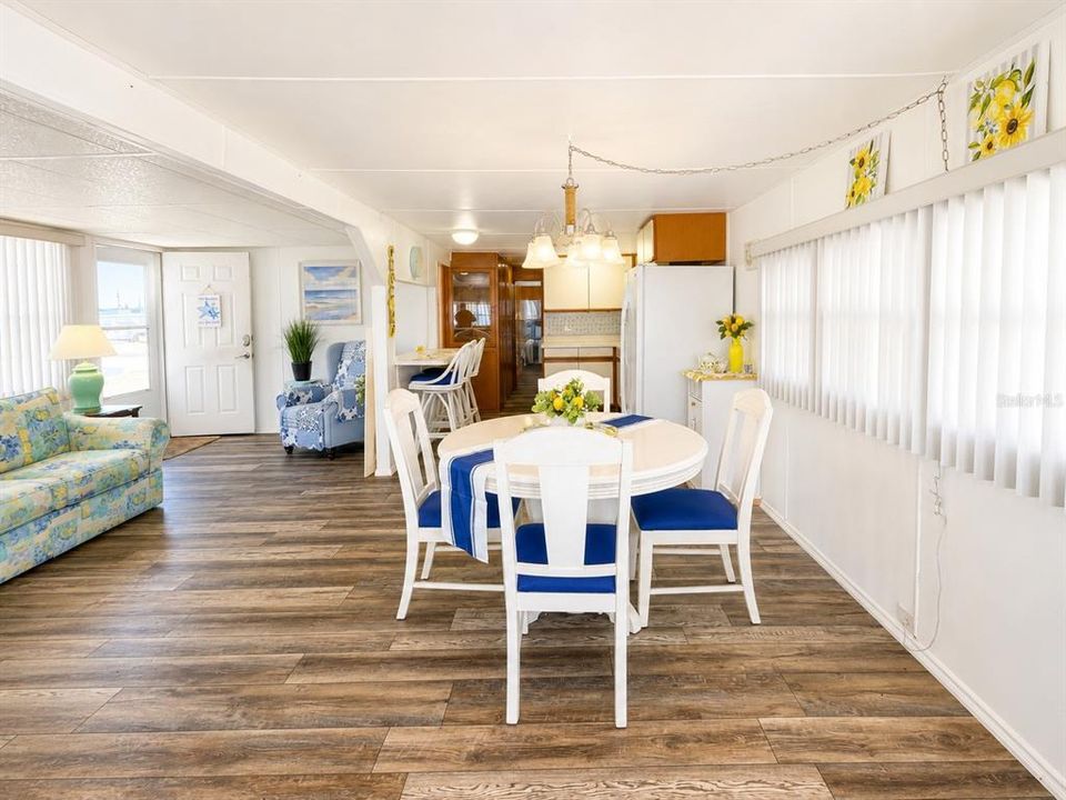 For Sale: $145,000 (2 beds, 1 baths, 880 Square Feet)
