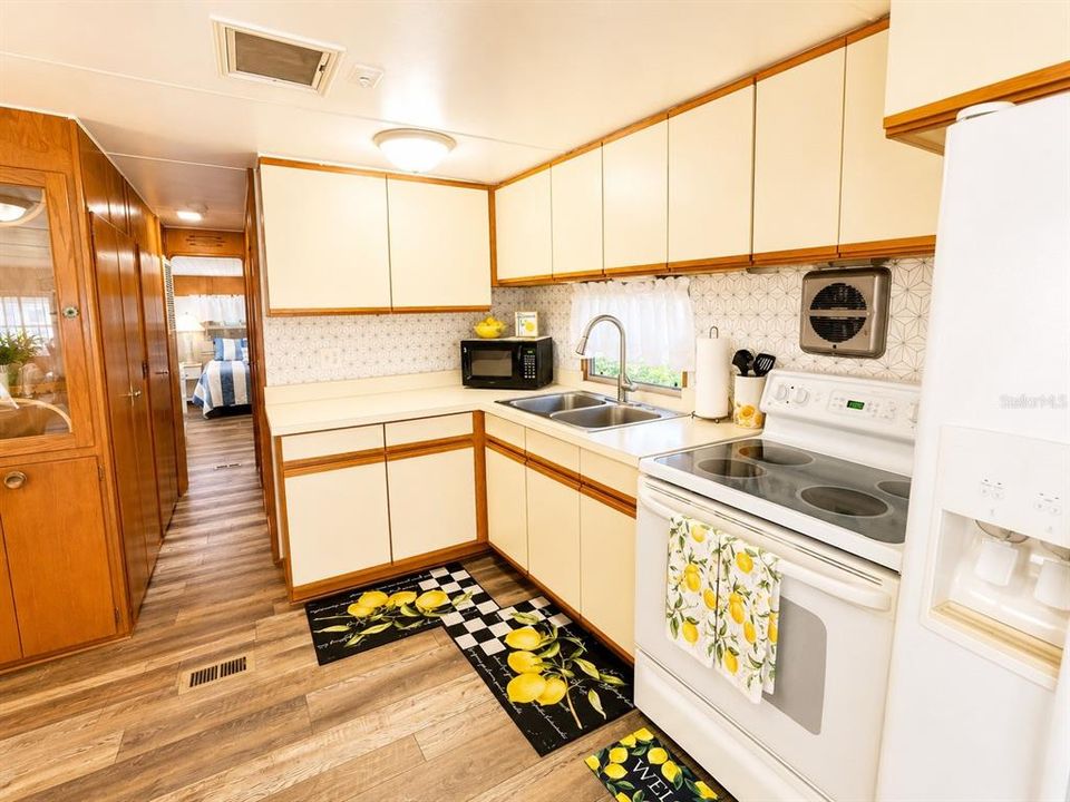 For Sale: $145,000 (2 beds, 1 baths, 880 Square Feet)