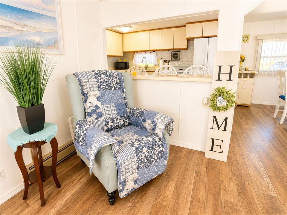 For Sale: $145,000 (2 beds, 1 baths, 880 Square Feet)