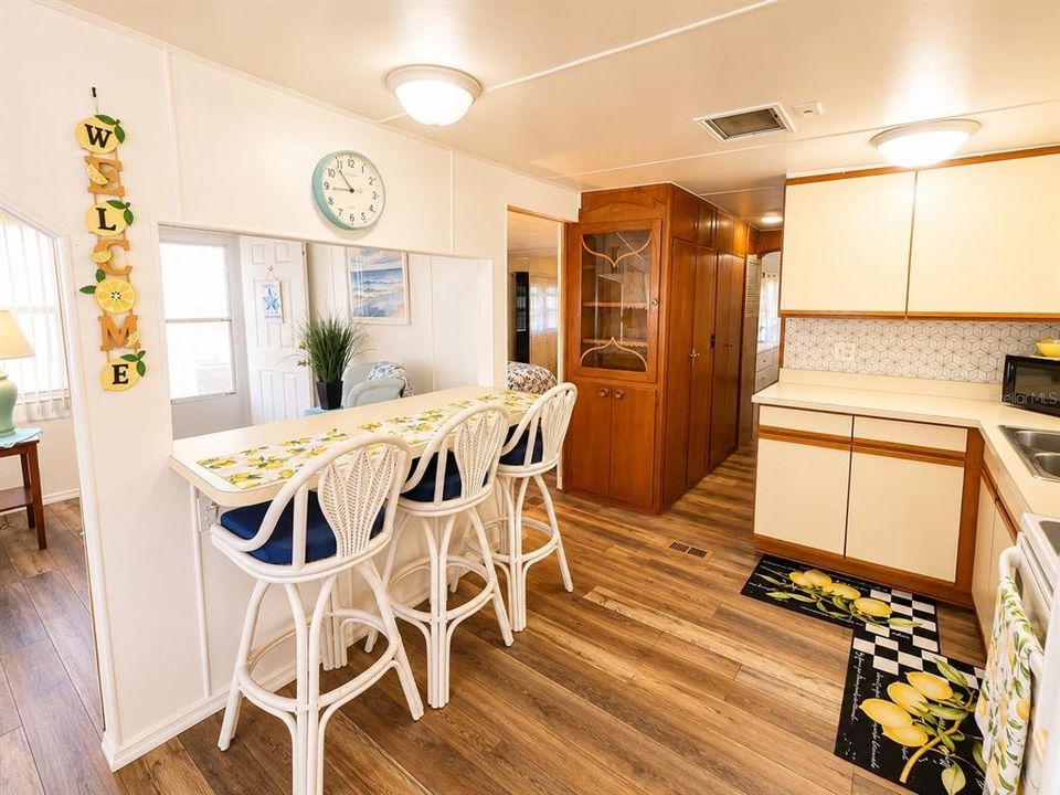 For Sale: $145,000 (2 beds, 1 baths, 880 Square Feet)