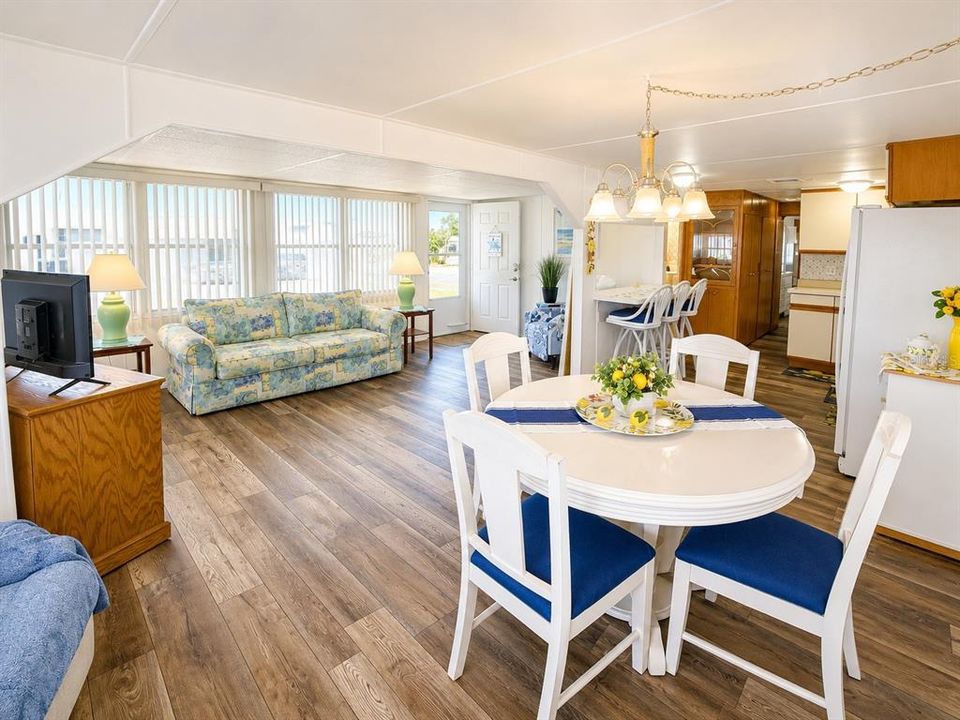 For Sale: $145,000 (2 beds, 1 baths, 880 Square Feet)