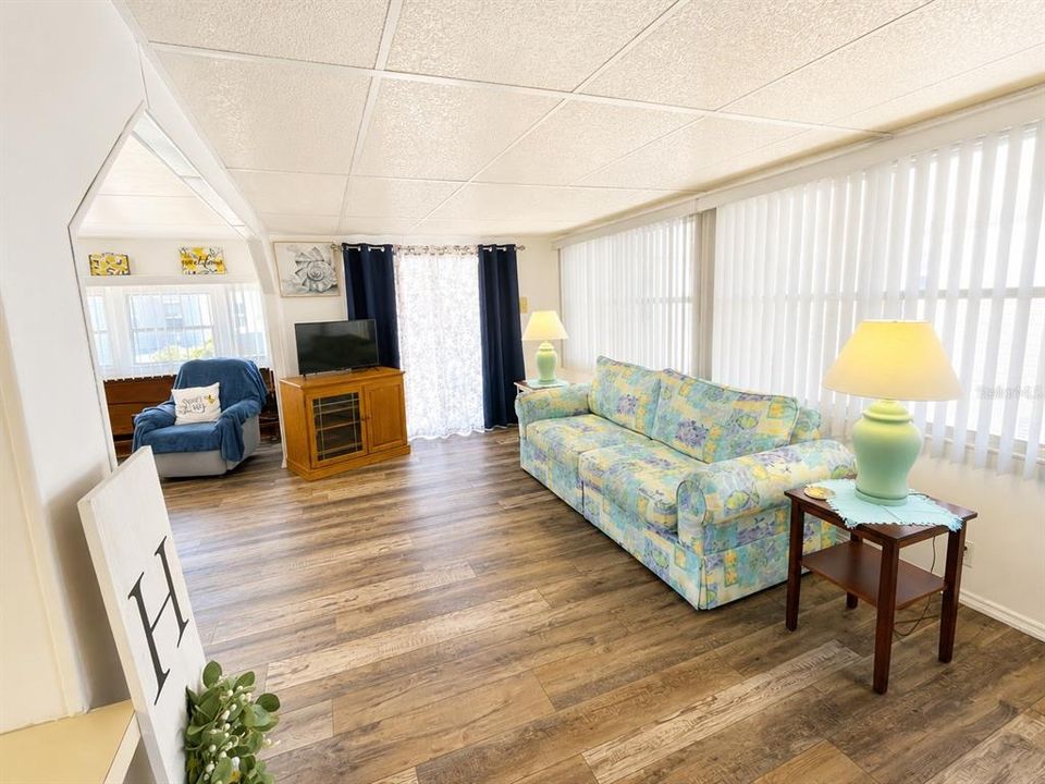 For Sale: $145,000 (2 beds, 1 baths, 880 Square Feet)